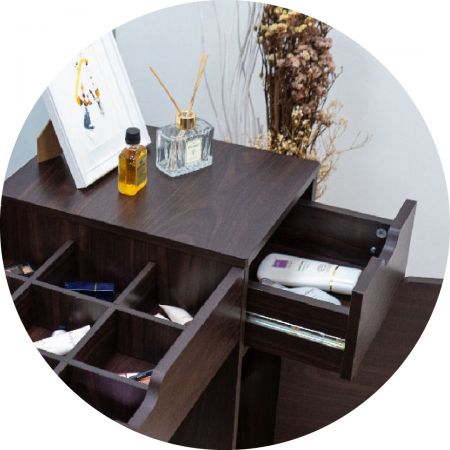 Dodává se se stejným výsuvným kosmetickým křeslem.